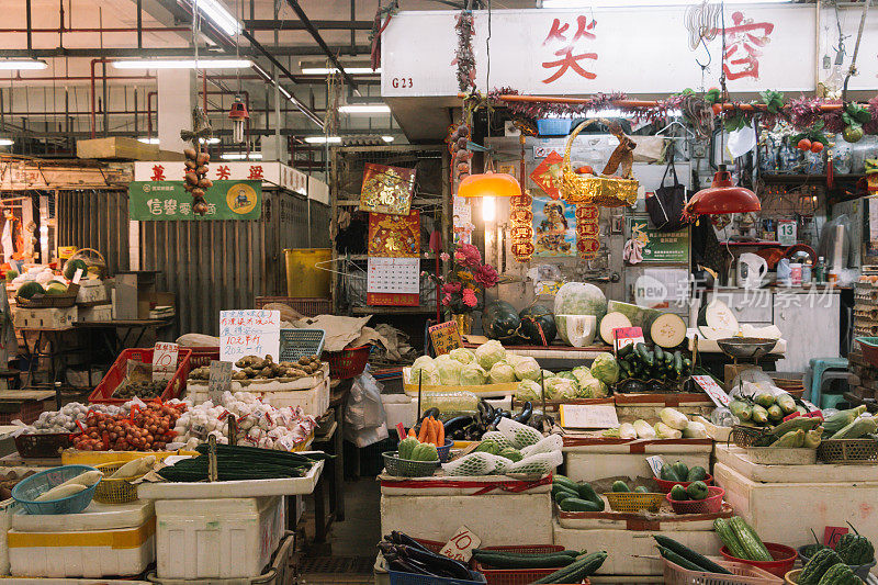 香港- 2014年7月30日:香港市场，卖蔬菜和水果的小吃摊